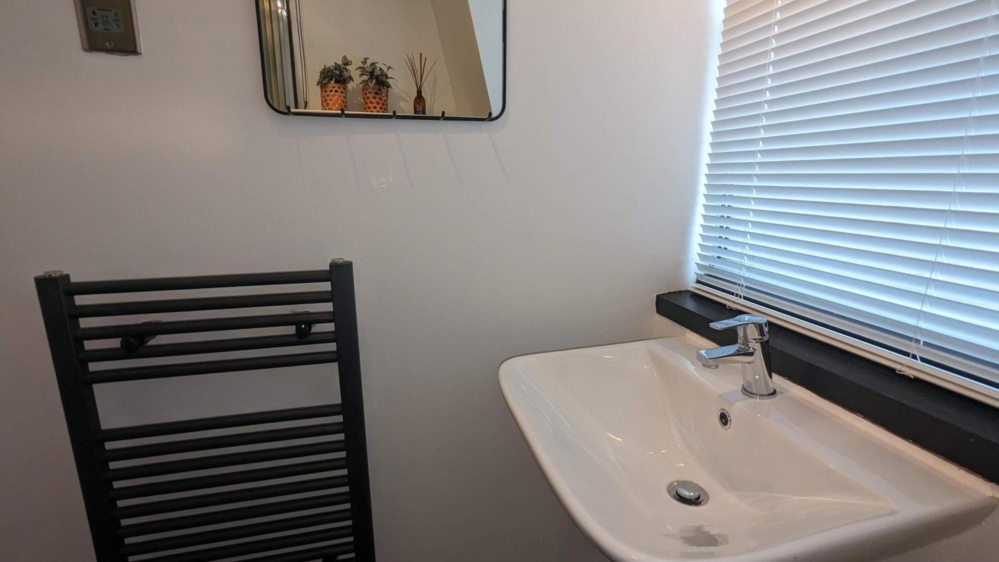 לונדון Charming & Quaint Old Compton Apartamento - Quiet Guests Only Allowed, No Parties Allowed, Over 25 Years Old Or Families מראה חיצוני תמונה